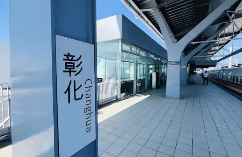 ▲根據高鐵官網統計，全台總計12個高鐵站年度客運運輸量，彰化站排名墊底，整年度沒有100萬人搭乘，依舊被乘客公認最廢高鐵站。（圖/Google評價）