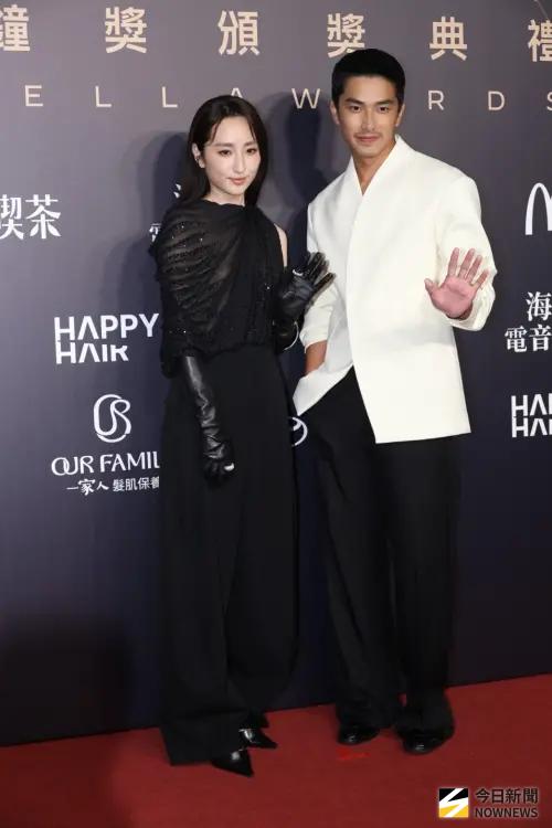 ▲曾敬驊和柯佳嬿以一白一黑戰袍燈上紅毯，尤其曾敬驊一身黝黑肌膚、蓄鬍散發濃厚男人味，讓收看直播的網友不停喊「老公」。（圖／NOWNEWS攝影中心）