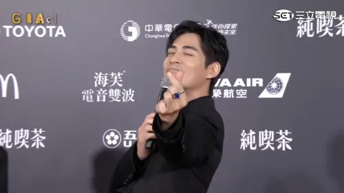 ▲周渝民走金鐘紅毯，對著鏡頭比心、眨眼放電，讓直播留言區狂喊「仔仔來了」。（圖／翻攝自三立電視）