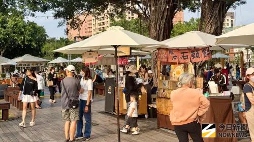 ▲超過60攤特色市集齊聚！集結客家美食、文創手作及生活風格品牌，讓民眾邊逛市集、邊感受客家文化的多元魅力。（圖／記者陳美嘉攝）