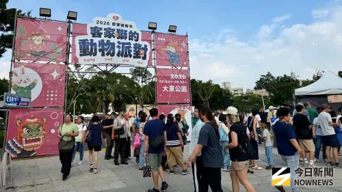 ▲「2026客家很有市－客家獅的動物派對」結合親子野餐、音樂演出、特色市集、萌童變裝走秀及闖關體驗，讓大東公園搖身一變成為熱鬧繽紛的動物派對城。（圖／記者陳美嘉攝）