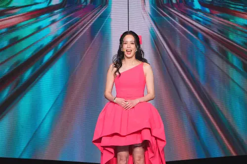陳庭妮主持金鐘太狂！開真麥唱跳〈十年一刻〉還把入圍劇全演一遍