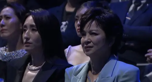 ▲楊貴媚（右）和柯佳嬿表情凝重。（圖／翻攝自YouTube＠金鐘獎）