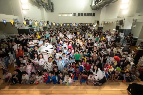 ▲蘇巧慧在淡水新市國小舉辦「水獺媽媽樂園萬聖狂歡派對」，吸引上千組家庭扮裝同樂。（圖／蘇巧慧競辦提供）