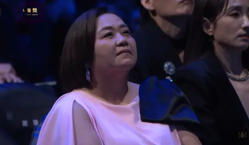 ▲播放追思影片時，導播還要故意拍台下藝人的表情，讓觀眾覺得很不合適。（圖／翻攝自YouTube@金鐘獎）