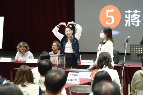 ▲台北市長蔣萬安派出青年代表代為抽籤，最終抽到的號碼是「5號」。（圖／記者陳明安攝）