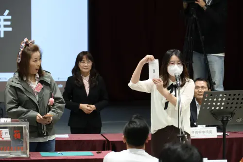 ▲沈伯洋邀請支持者「Lydia」代抽籤。（圖／記者陳明安攝，2026.10.27）