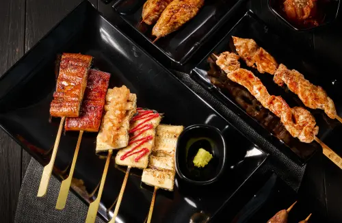 ▲同步開吃日式下酒菜與特色串燒、烤物等料理。（圖／名代宇奈とと鰻魚飯提供）