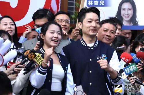 幫蔣萬安抽中5號卻遭出征！20歲Yakira被酸背稿　蔣親電打氣