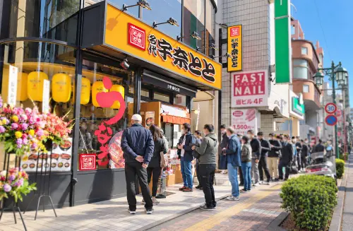 ▲在日本超過60家門市的「名代 宇奈とと」，店前常見排隊人潮。（圖／名代宇奈とと鰻魚飯提供）