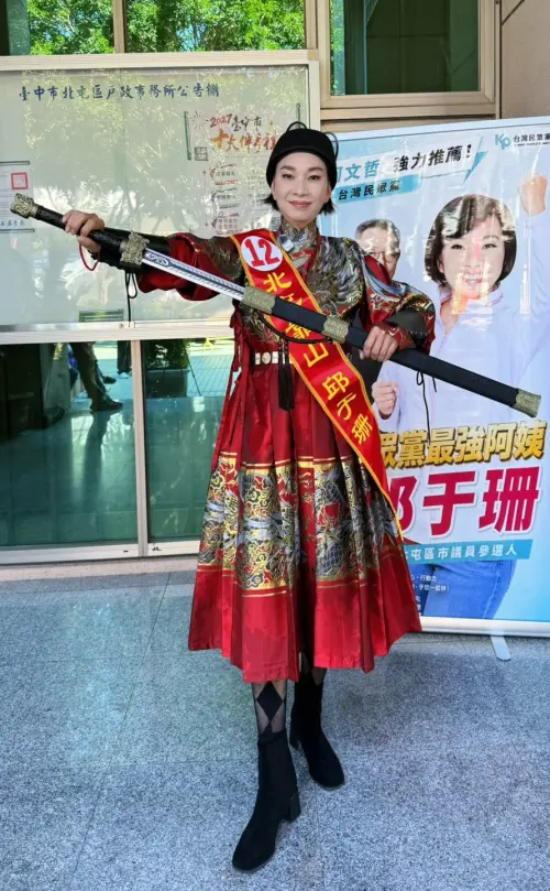 ▲北屯區議員候選人邱于珊以花木蘭造型亮相。（圖／邱于珊提供，2026.10.27）