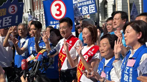 ▲國民黨台中市長候選人江啟臣與支持者一起喊口號。（圖／記者顏幸如攝，2026.10.27）