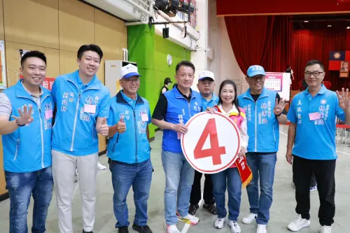 ▲中市東南區議員選舉抽籤，國民黨候選人林霈涵抽中4號，與支持民眾一起高喊「事事如意，順利連任」。（圖／競總提供）