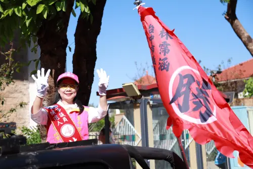 ▲台中東南區議員選舉抽籤，林霈涵抽中4號後隨即展開掃街拜票，籲請選民全力支持。（圖／競總提供）