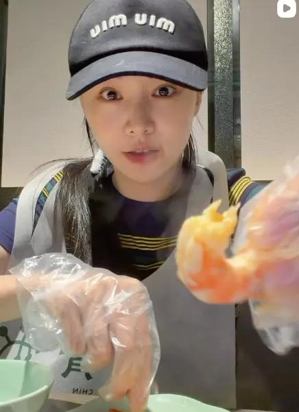 ▲鄭爽還去吃了火鍋，自己戴手套剝蝦。（圖／鄭爽IG@456ha.haha）