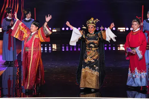 ▲胡瓜、陳亞蘭及歐漢聲頒獎給自己，3人主持的《週末最強大》獲得綜藝節目獎。（圖／三立提供）