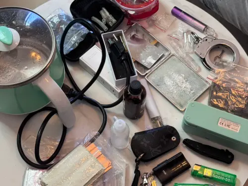 ▲保安警察第三總隊二大隊偵破依托咪酯煙彈分裝場，現場起出大批毒品及分裝工具。(圖／保三總隊二大隊提供)