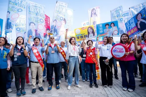 ▲ 國民黨高雄市長候選人柯志恩今（27）日在黨籍議員參選人的陪同下抽籤。（圖／翻攝畫面）
