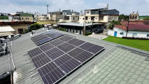 ▲老厝54屋頂安裝6kW自發自用太陽光電及能源管理系統，可掌握即時發用電資訊，並遠端遙控電盤開關。（圖／NOWNEWS採訪團隊攝）