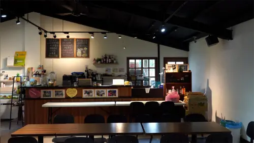 ▲老厝54屋頂安裝太陽能板，提供店內的照明設備、冷氣及冰箱等電力。（圖／記者王郁勳攝）