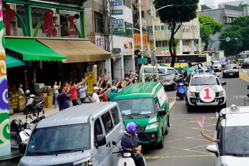 ▲ 康裕成、何權峰及鄭孟洳三人抽籤後隨即展開聯合車隊掃街，用行動展現「三民大團結、議會拚過半」的決心。（圖／圖／南方問政辦公室提供）