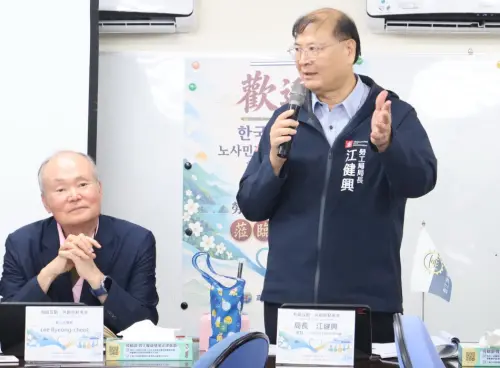 ▲高雄市政府勞工局局長江健興(右)致詞。(圖／高雄市政府勞工局提供)