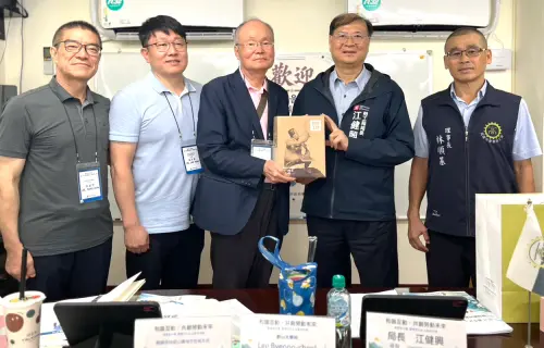 ▲高雄市政府勞工局局長江健興(右2)致送紀念品。(圖／高雄市政府勞工局提供)