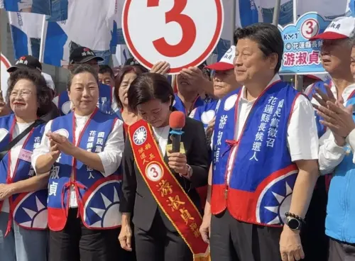 ▲國民黨籍花蓮縣長候選人游淑貞抽中3號，沒想到向支持者喊話時，假牙突然噴飛，現場超尷尬。（圖／翻攝畫面）