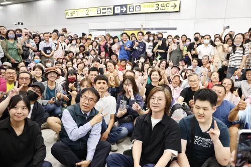 ▲ 黃偉哲表示，公共鋼琴在全台各地已有不少案例，而台南車站的公共鋼琴能吸引眾多音樂愛好者前來交流，甚至促成知名音樂人參與演出，令人感動。（圖／南市府提供）