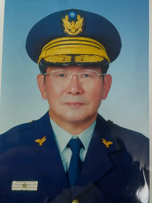 ▲林韋君分享爸爸當警察時的帥照。（圖／翻攝自林韋君臉書）