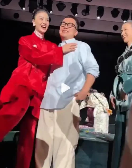 ▲蔣欣伸手推開男設計師，臉上還是努力保持笑容。（圖／翻攝自微博＠是段小姐來了）