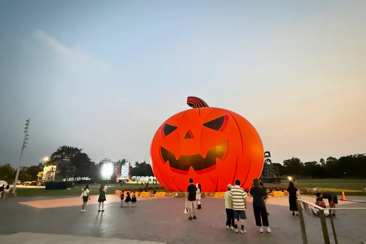 ▲「2026高雄萬聖節」將於10月30日至11月1日在衛武營登場，大南瓜將是年度最後一次展演，本文整理交通指南、停車場、3路口交通管制等資訊一次看。（圖／記者葉盛耀攝）