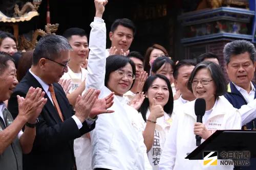 影／爬山也被要飄帶！蔡英文：洋流很厲害是蘇巧慧教出來的