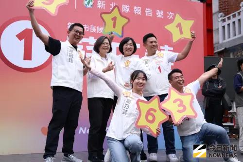 ▲蔡英文今日特別赴蘆洲參香，拉抬蘇巧慧與小雞們選情。（圖／記者朱永強攝）