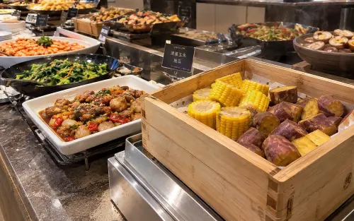 ▲buffet蒸五穀雜糧區通常會放滿玉米、地瓜等食物，雖然較為低調普通，卻是許多家長的救星。（示意圖／AI生成／記者陳雅雲監製）