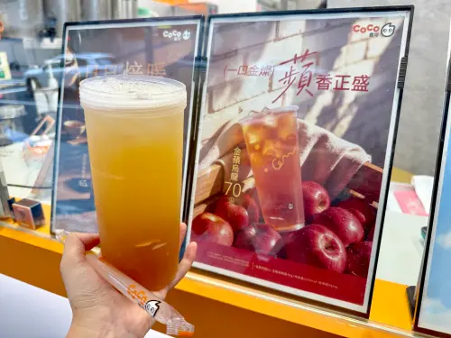 ▲蘋果手搖飲料又多一家黑馬，CoCo「金蘋烏龍＋茉香茶凍」可以喝。（圖／NOWNEWS拍攝）