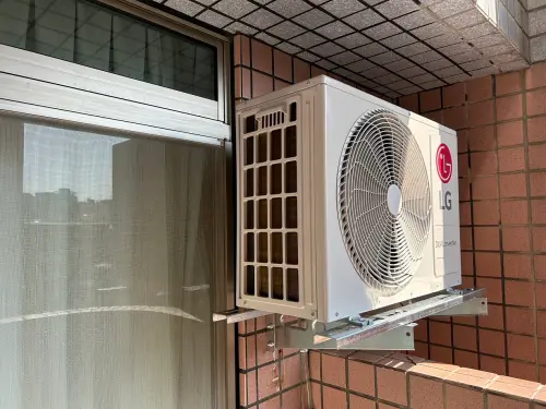 ▲冷氣室外機周遭應清除落葉雜物維持通風，切忌以高壓水柱強沖。（圖／486團購提供）