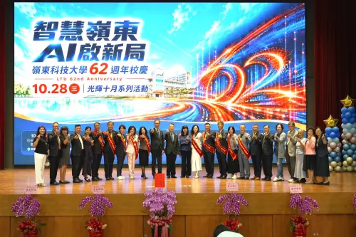 ▲嶺東科大歡慶校慶大會上，傑出校友與學校師長及校友總會代表合影。（圖／嶺東提供）