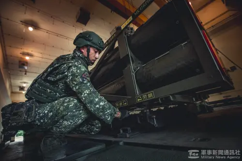 A Taiwanese soldier prepares live ammunition for a Thunderbolt-2000 live-fire exercise. (MNA)