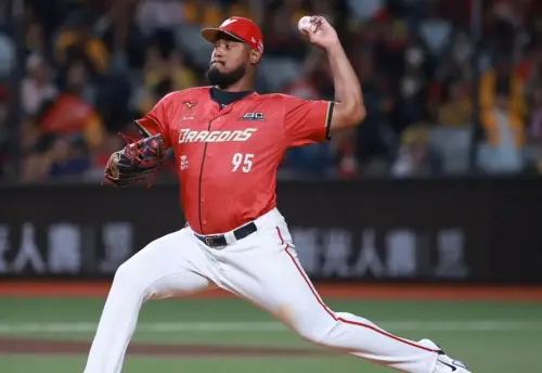 Wei Chuan Dragons starting pitcher Cristopher Mercedes throws a pitch. (TCN)