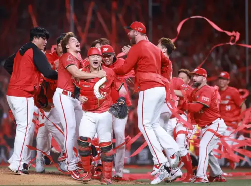 Dragons players celebrate their victory. (TCN)