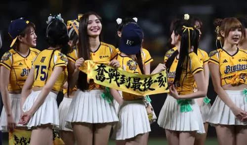 Passion Sisters stand in the stadium, cheering for the CTBC Brothers. (TCN)