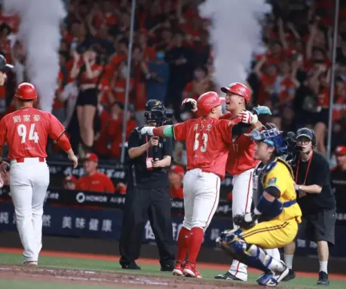 Dragons catcher Jiang Shao-hong hits a home run. (TCN)