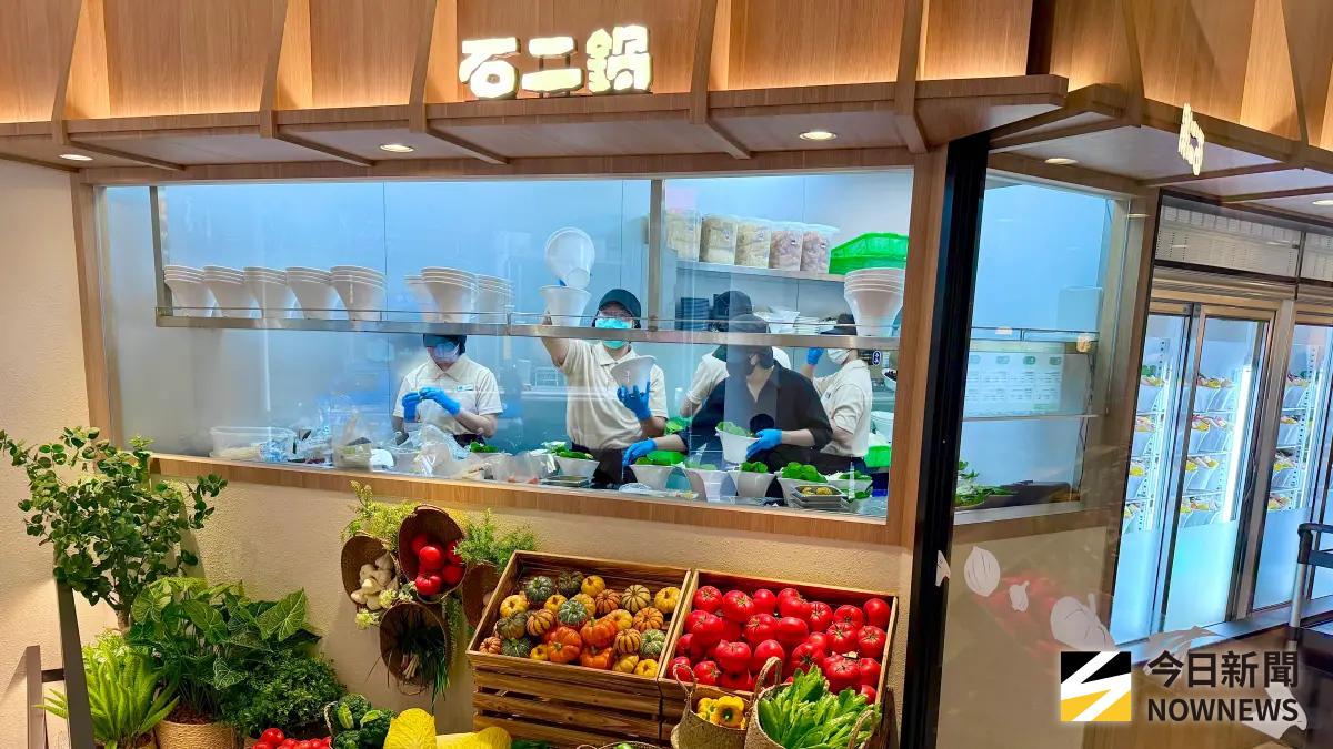 ▲王品集團旗下石二鍋全台破100店，開箱「台中文心崇德店」全新風格旗艦店，直擊透明廚房、自助吧升級6款霜淇淋吃到飽。最新「感蝦卡」送白蝦、菜盤免費升級、小干貝等優惠一覽。（圖／記者蕭涵云攝）