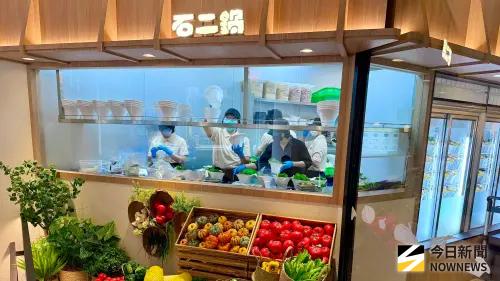 石二鍋台中文心崇德店！透明廚房開箱　王品：全台100店送小干貝