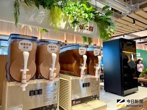 ▲石二鍋現在不只有檸檬冬瓜冰沙，季節限定「懷舊奶茶冰沙」來了。（圖／記者蕭涵云攝）