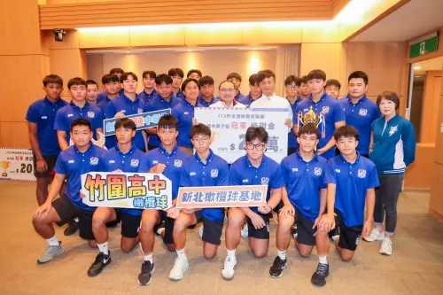 ▲今（28）日於市政會議由竹圍高中隊長楊金豪代表獻上冠軍獎盃 新北市長侯友宜頒發20萬元培訓金。（圖／新北體育局提供）