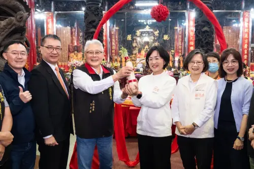 拔樁成功！前國民黨立委倒戈蘇巧慧　同框嗨喊高票當選