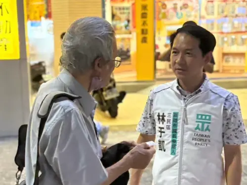 ▲站路口時，經常會有人直接走過來陳情，日前遇一名單親爸爸陳情「我小孩是自閉症」，讓林于凱當場紅了眼眶。（圖／林于凱提供）