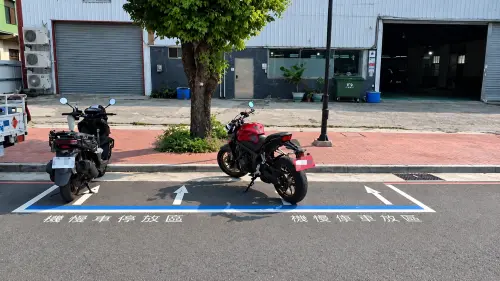 ▲若因車體較大，無法完整停放於單一機車格內，則應改停機慢車停放區，並依現場空間採直向或斜向停放，以最小傾斜角度為原則。（圖／台中市交通局）